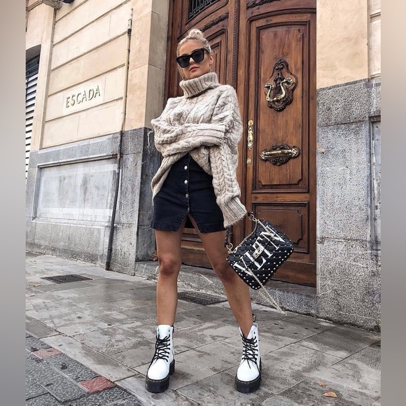 SOLD 🚨 Dr. Martens Leather Lace Up Boots - Picture 9 of 15